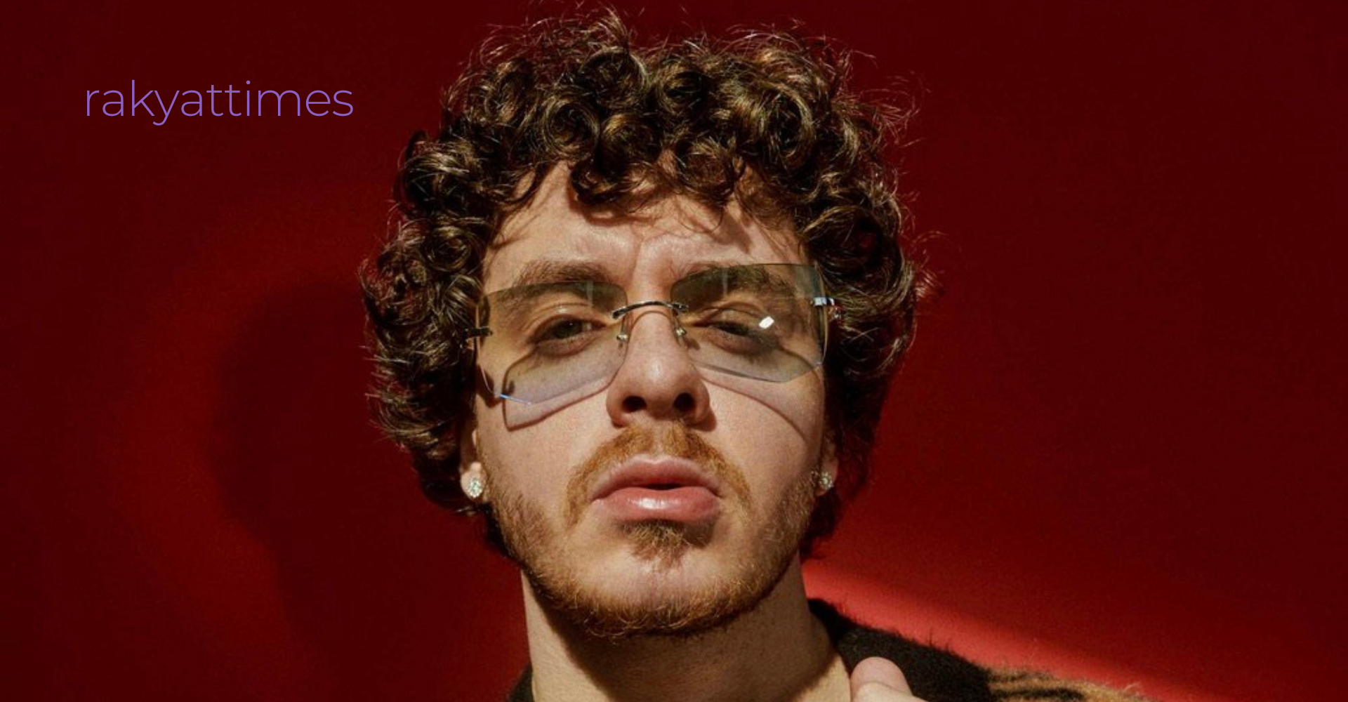 Jack Harlow adalah salah satu nama yang lagi naik daun di dunia rap. Kalau kamu suka musik yang chill tapi tetap punya makna dalam, Jack Harlow pasti cocok buat kamu. Rapper asal Louisville, Kentucky ini berhasil bikin gebraka